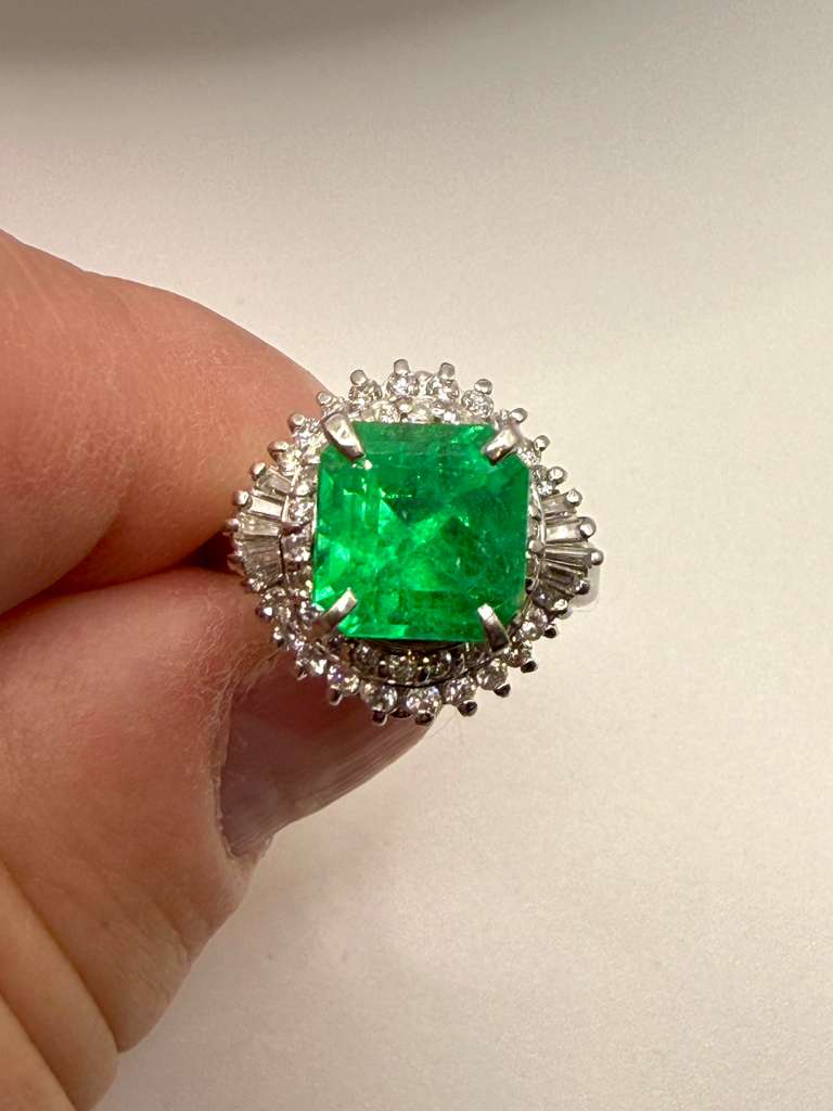 Stunning Colombian Emerald and Diamond Platinum Ring