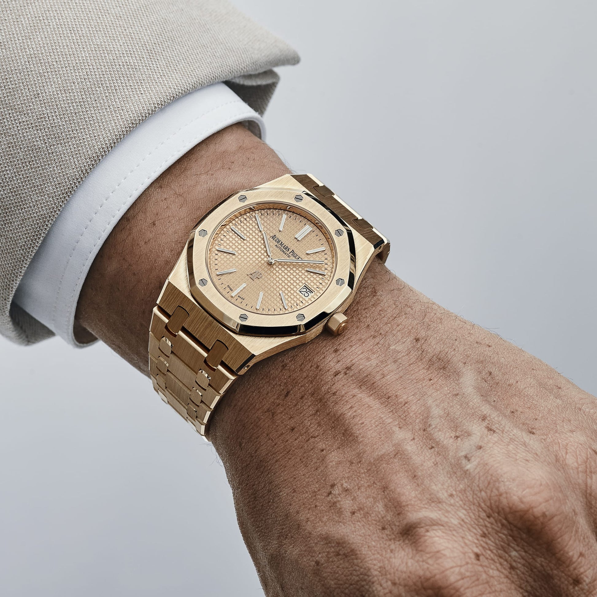 Audemars Piguet Royal Oak Extra-Thin 39 mm 15202BA.OO.1240BA.02 Yellow Gold Analog