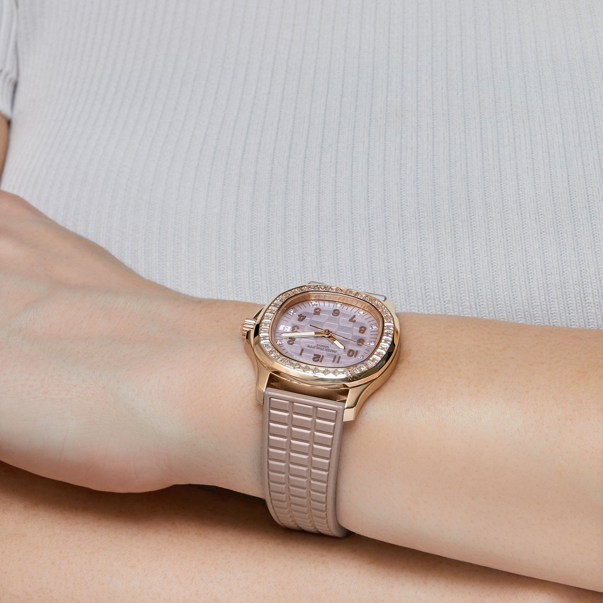 Patek Philippe Aquanaut 36 mm 5072R-001 Rose Gold Mother of Pearl